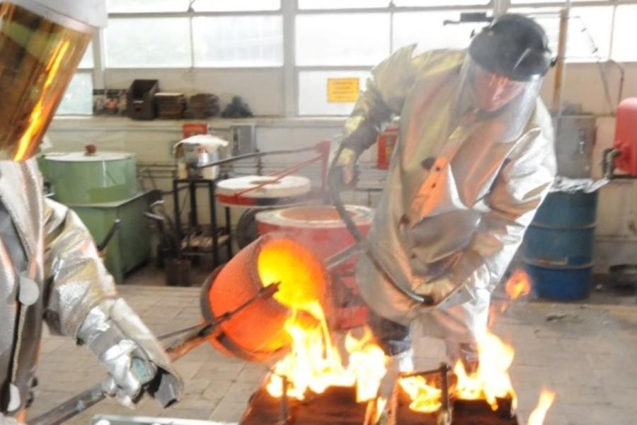 photo of foundry students pouring molten metal