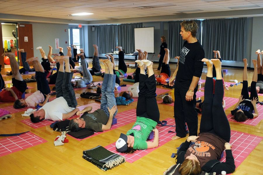 Ed Dailey of the Urban Zen Integrative Therapy program leads a class of Kent State nursing students.