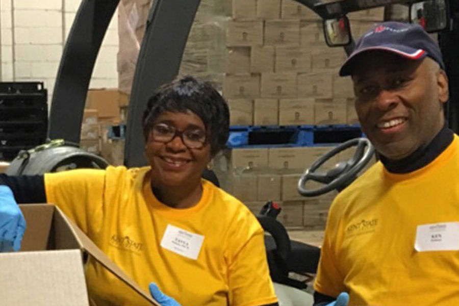 Kent State University staff members take part in Alumni Day of Service.