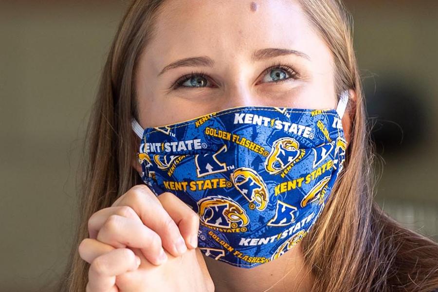 A student wears a Kent State mask during the COVID-19 pandemic