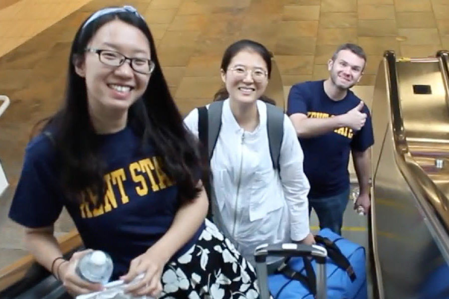 International students smile for the camera as they arrive to a warm welcome from Kent State volunteers.