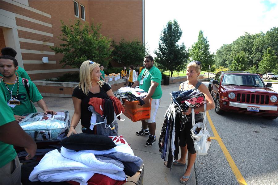 Kent Interhall Council students help an incoming freshman and her mom move into one of the Centennial Court residence halls during freshman move-in day.