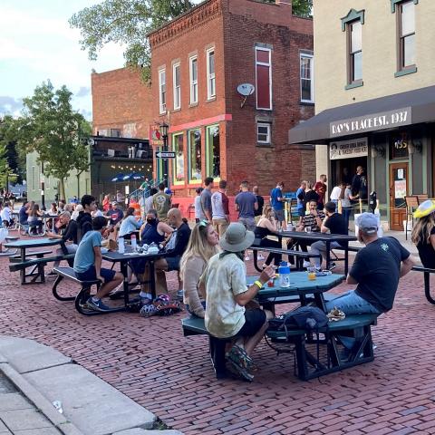Visitors to Kent, Ohio, enjoy outdoor dining. (Photo credit: Kent Area Chamber of Commerce)