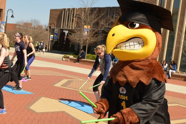 Kent State mascot joins outdoor Pound class